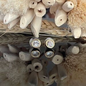 Swarovski stud gold tone shiny stud earrings